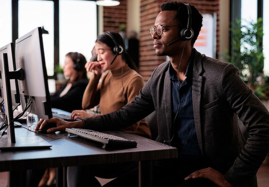 Équipe de support client répondant aux demandes des clients